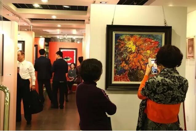 藏友观展.jpg